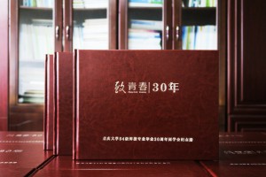 畢業(yè)30年之際 做一本同學(xué)聚會(huì )紀念冊 刷爆好評 卻有人偷偷抹眼淚!